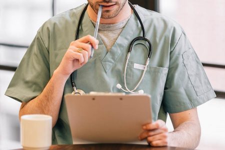 CÂND ȘI DE CE FACEM ANALIZELE HORMONILOR TIROIDIENI?